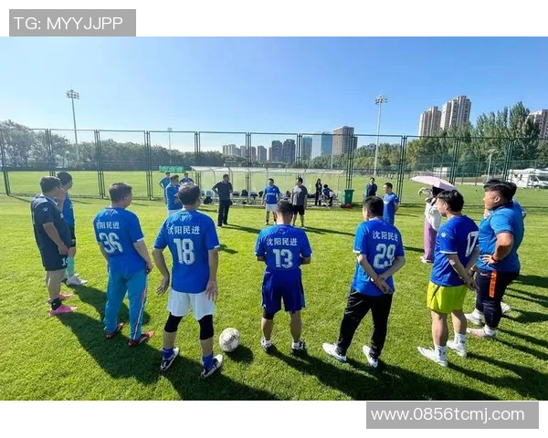 足球明星在绿茵场上挥洒汗水的精彩瞬间与绝妙技艺展现