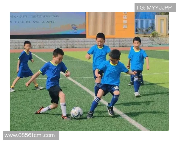 足球明星训练期间的趣味活动与放松方式揭秘 足球明星训练期间的趣味活动与放松方式揭秘