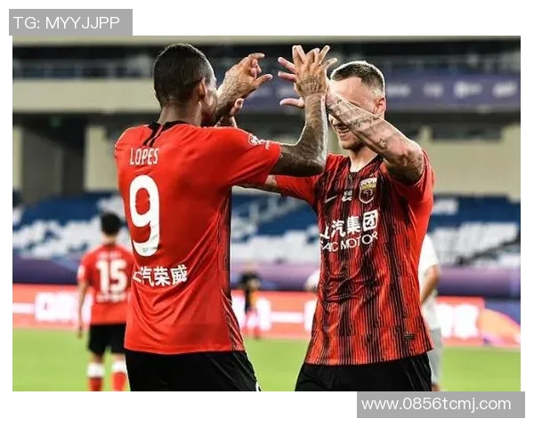 边路渗透战术解析:上海足球队如何利用边路撕裂对手防线 边路渗透战术解析:上海足球队如何利用边路撕裂对手防线